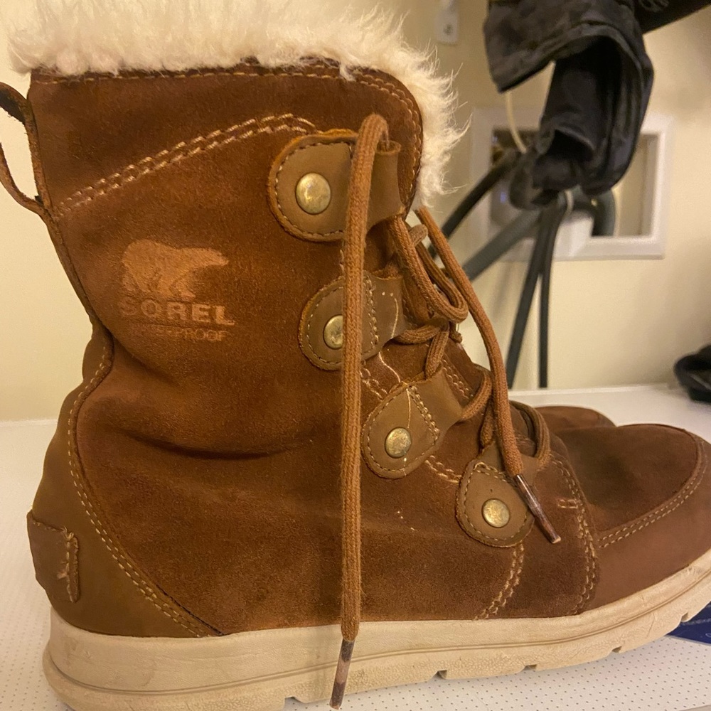 Used Sorel fur lined boots. Size 9